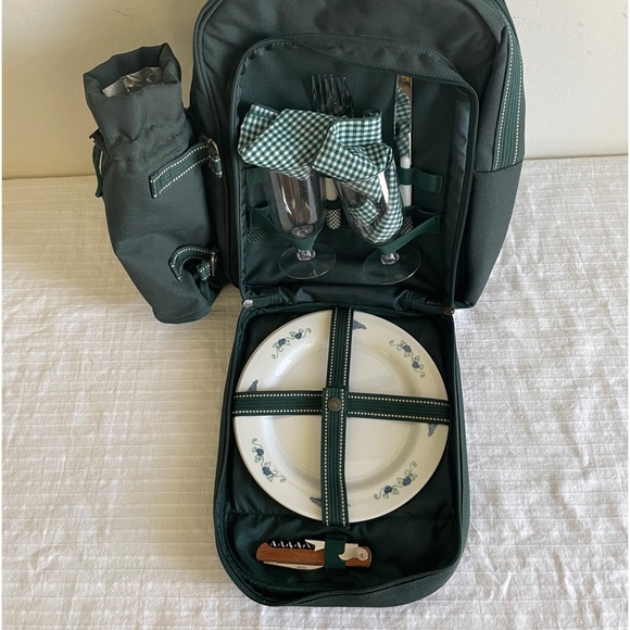 Central Market H.E.B | Travel Picnic Backpack with Utensil and Cup holder - Picture 6 of 9